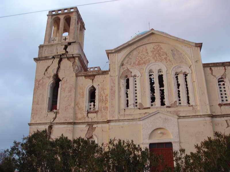 Υποσχέσεις στο ρήγμα του σεισμού